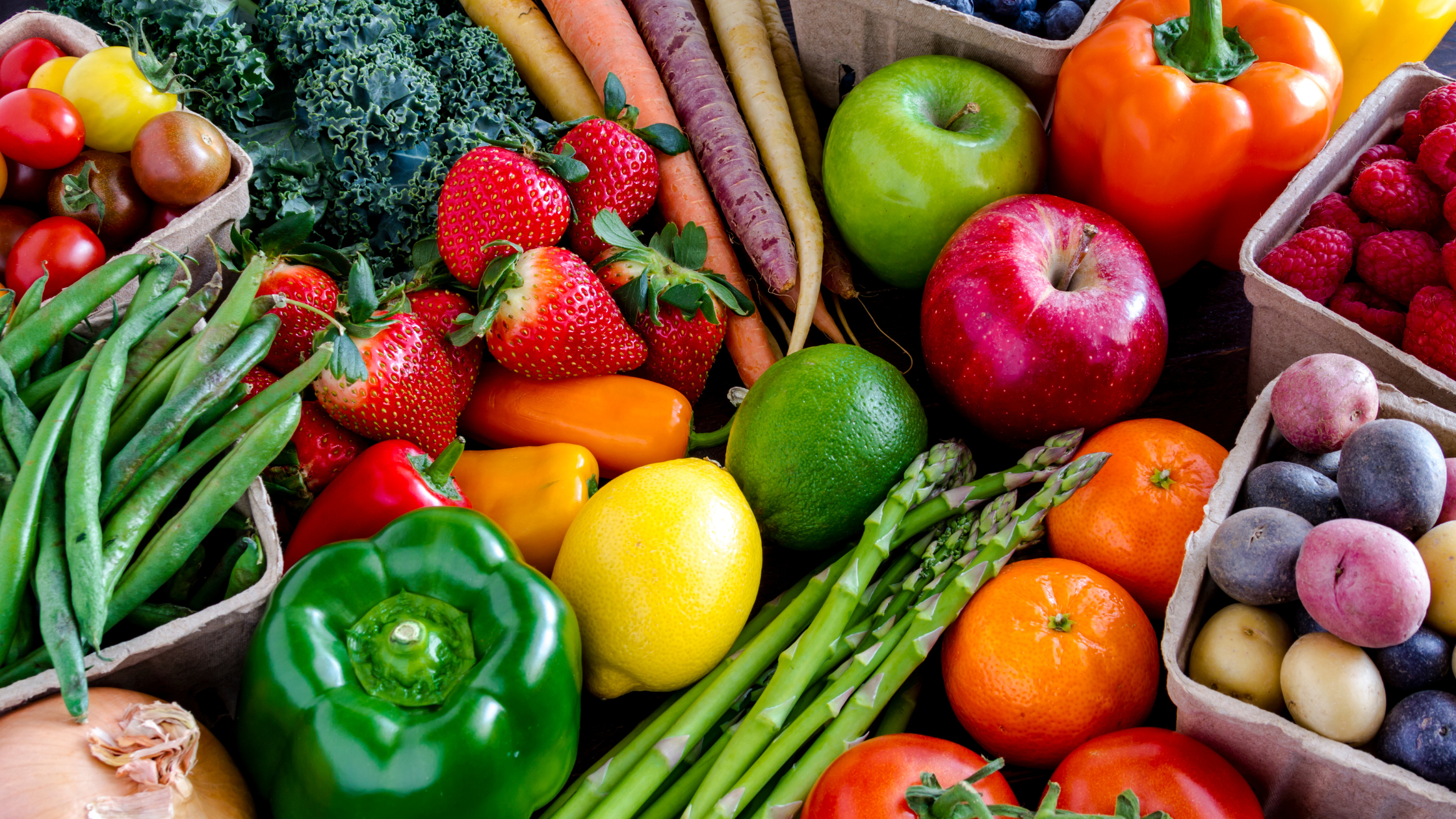 Alimentos de comida real: frutas, verduras, legumbres y productos naturales
