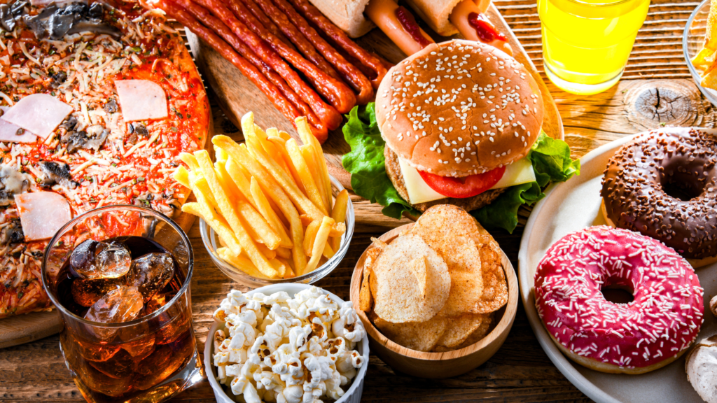 Alimentos ricos en FODMAPs, fritos o ultraprocesados que pueden empeorar los síntomas digestivos.