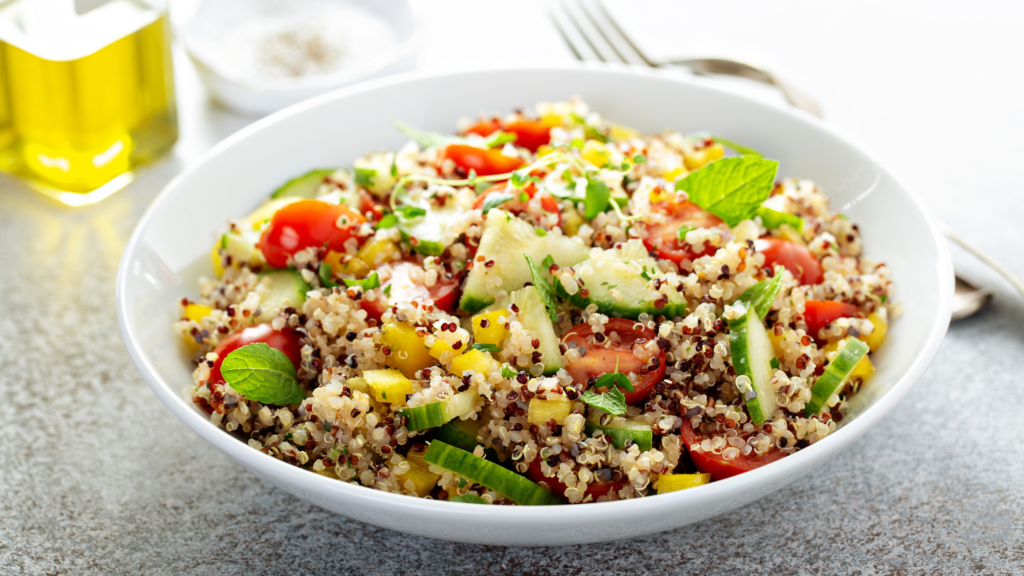 Ensalada de quinoa con tomate, pepino y queso feta
