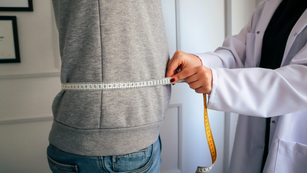 Nutricionista realizando una valoración del sobrepeso