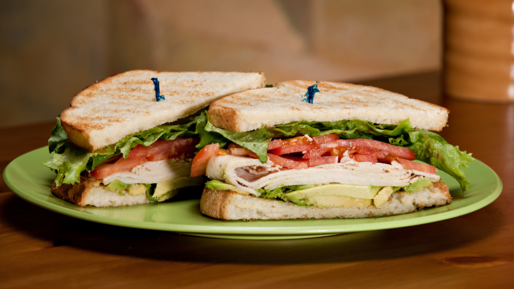Bocadillo integral de pavo y aguacate