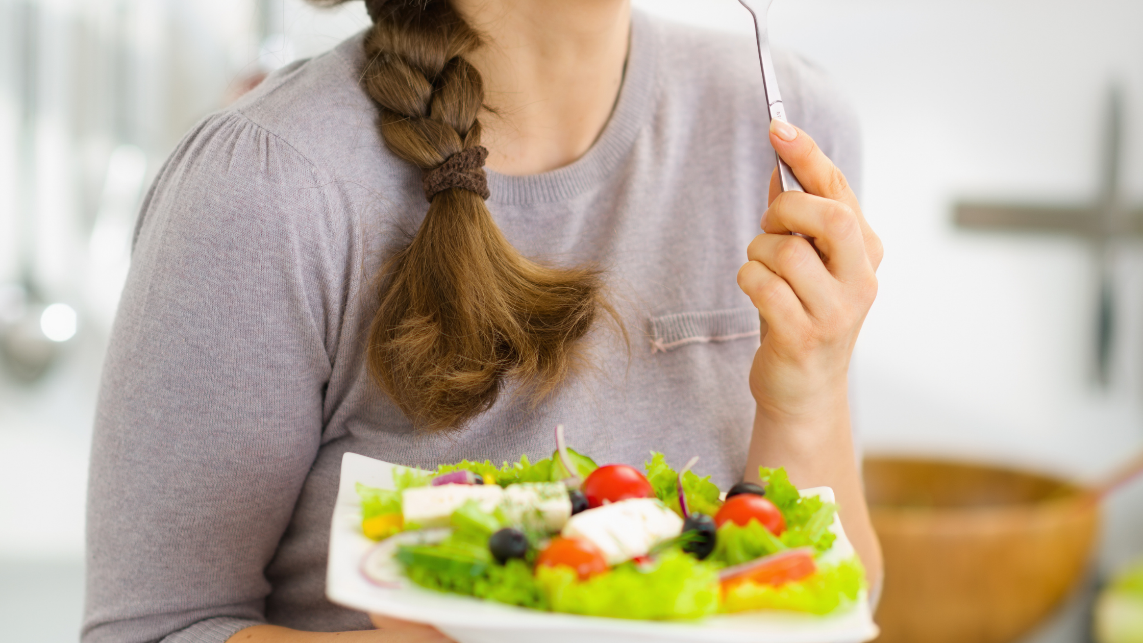 Mujer comiendo de forma consciente para mejorar su estado de ánimo